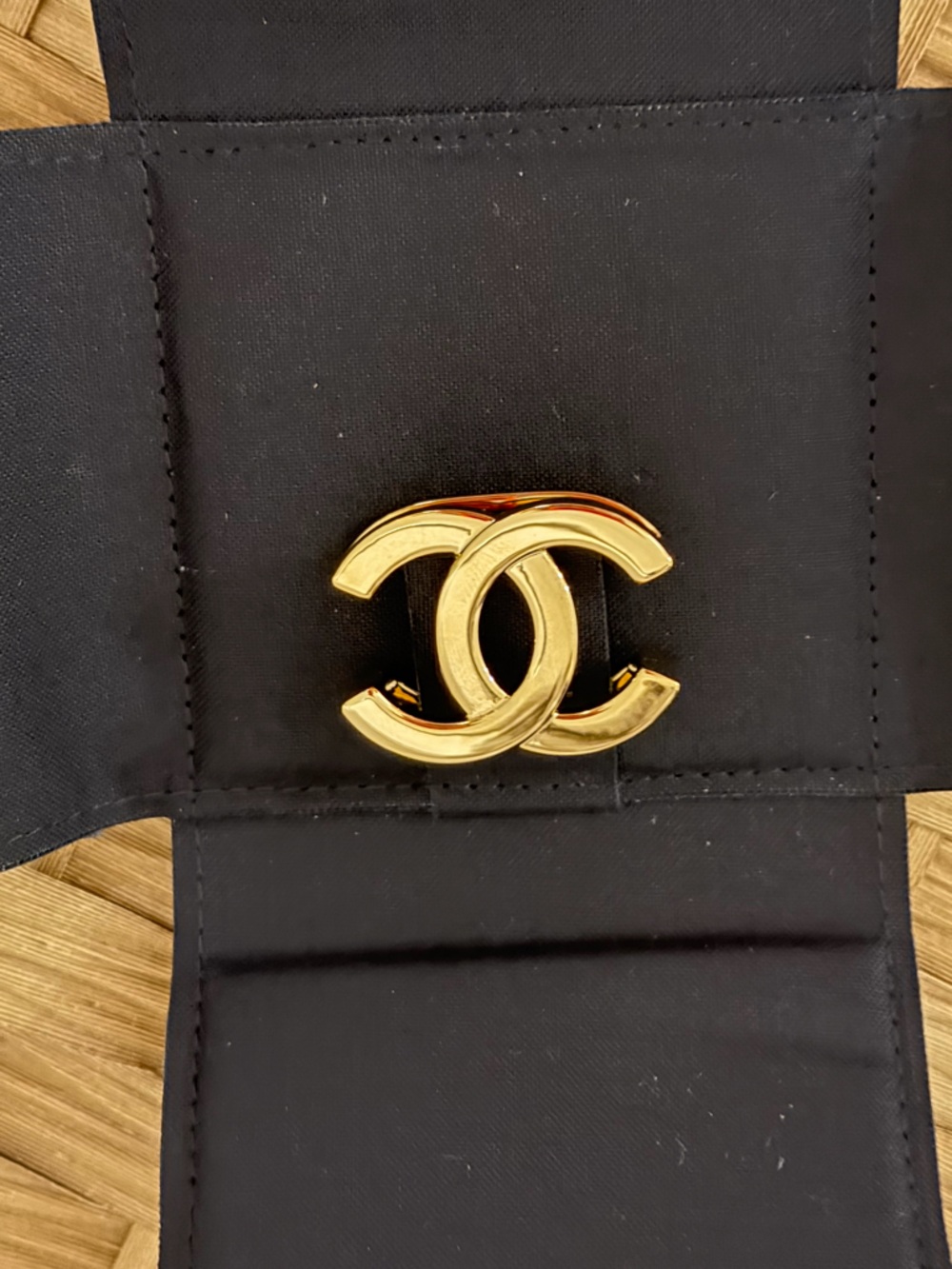 CHANEL Gold Interlocking CC scarf ring 2026 - Picture 5 of 13